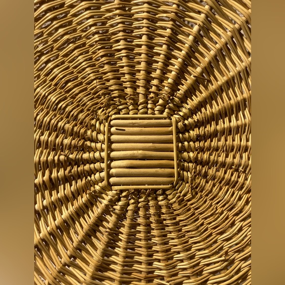 Large Blonde Wicker Woven Basket With Unique Border - Picture 9 of 13